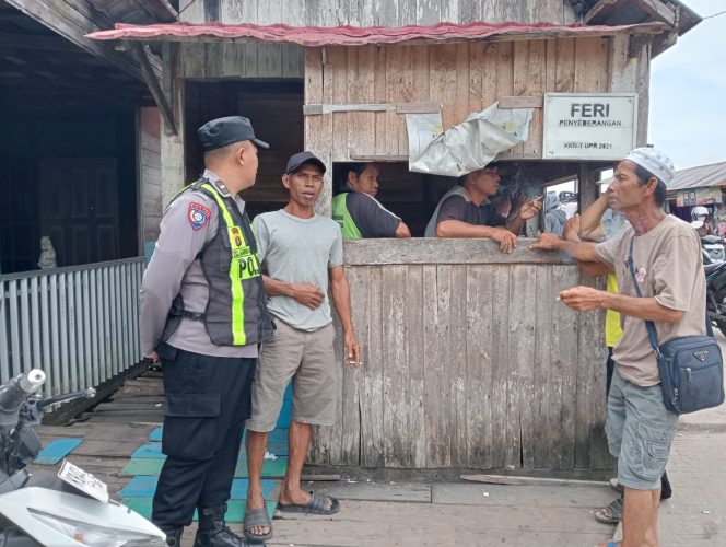
					Giat Pantau Keamanan, Personil Polsek Kapuas Barat Patroli Feri Penyebrangan
