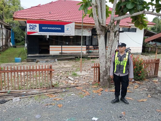 
					Guna Cegah Tindak Kejahatan, Personil Dari Polsek Kapuas Barat Laksanakan Patroli Ke Kantor Pos Mandomai