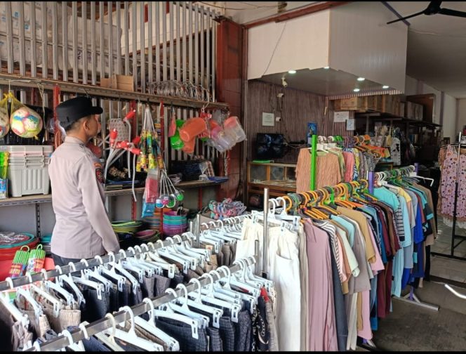 
					Wujud Negara Hadir, Personel Polsek Manuhing Beri Rasa Aman di Pusat Keramaian Tumbang Talaken