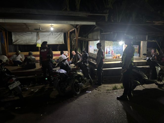 
					Polisi hadir di pasar, edukasi pedagang dan pembeli cegah gangguan kamtibmas pasca Lebaran.