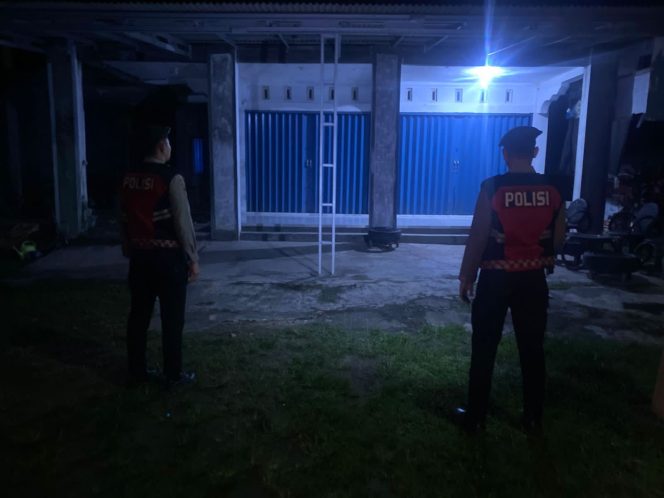 
					Patroli dini hari, pemukiman warga dipastikan aman usai Lebaran.