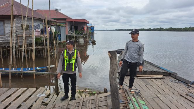 
					PASTIKAN KAMTIBMAS KONDUSIF, PERSONEL POLSEK PULAU PETAK LAKSANAKAN PATROLI DIALOGIS DERMAGA PELABUHAN PENYEBERANGAN DESA SEI TATAS HILIR