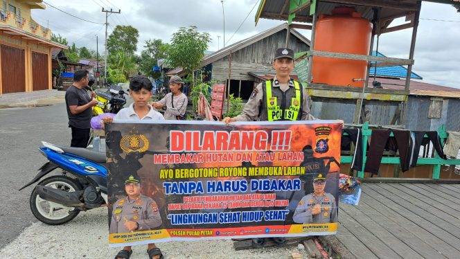 
					DALAM UPAYA PENCEGAHAN KEBARAN HUTAN DAN LAHAN, PERSONEL POLSEK PULAU PETAK SOSIALISASIKAN SANKSI PIDANA PELAKU KARHUTLA KE MASYARAKAT KECAMATAN PULAU PETAK