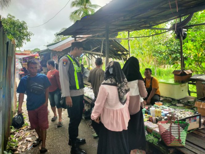 
					Personil Polsek Kapuas Barat Melaksanakan Patroli Rutin Pasar Mingguan