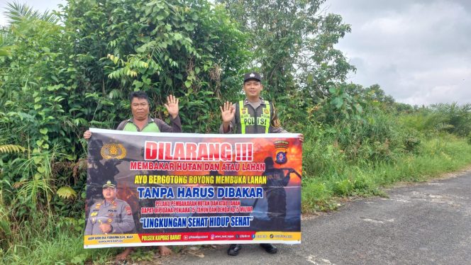 
					Guna Cegah Karhutla, Petugas Bhabinkamtibmas Kelurahan Mandomai Polsek Kapuas Barat Memasang Spanduk Larangan Karhutla