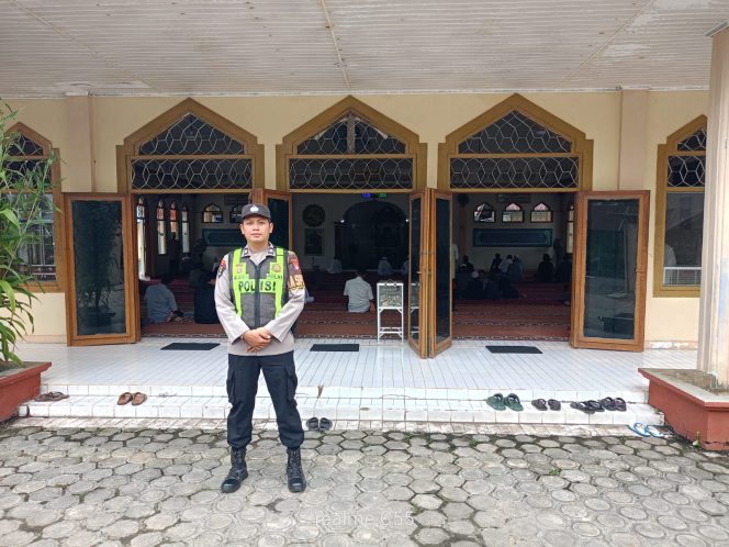 
					Ciptakan Rasa Aman Personil Polsek Kapuas Barat Melaksanakan Pengamanan Sholat Jumat