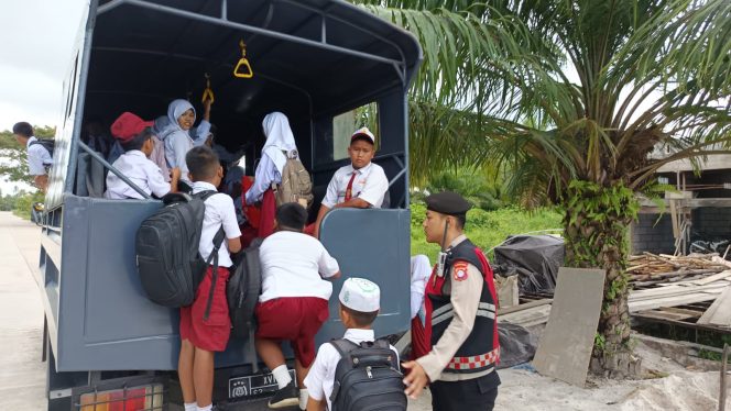
					POLISI MENGANTAR SEKOLAH (POLTAR SEKOLAH) DIGELAR POLRES SERUYAN, ANTAR JEMPUT SISWA DI KUALA PEMBUANG