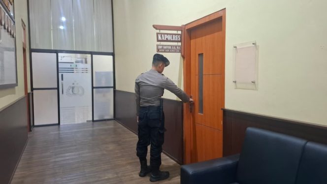 
					Satsamapta Polres Bartim Patroli Mako Cek Keamanan Pintu Kantor Kapolres
