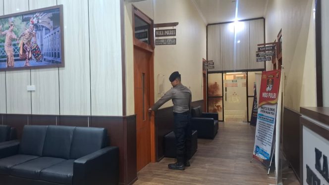 
					Satsamapta Polres Bartim Patroli Mako Cek Pintu Kantor Wakapolres