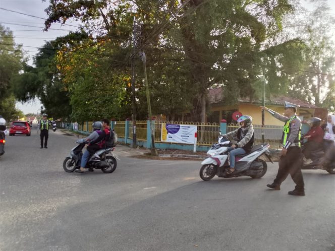 
					*Prioritaskan Pelajar di Pagi Hari, Polantas Lakukan Pengaturan di Simpang 4 Komplek Pelajar*