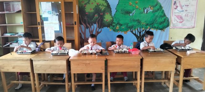 
					**Polsek Dusun Tengah Pantau Pendistribusian Program Makan Bergizi, 2.435 Siswa Terlayani dengan Menu Seimbang**