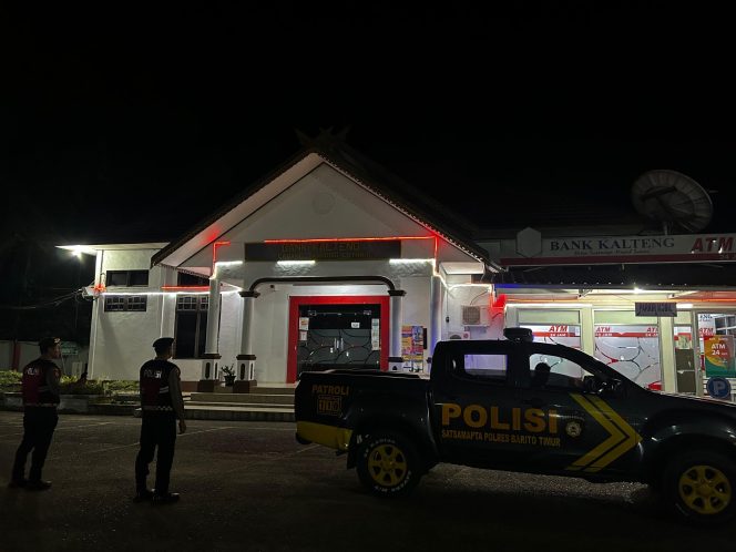 
					Satsamapta Bartim Pantau Bank Kalteng Saat Dini Hari