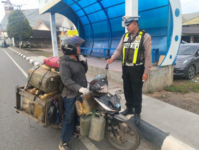 
					*Polantas Menyapa di Depan Pasar Tumenggung Djayakarti, Edukasi Keselamatan Tekankan Larangan Muatan Berlebih*