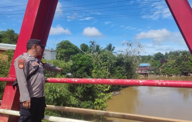 
					Hadirkan Rasa Tenang bagi Warga Bantaran, Personel Polsek Manuhing Cek Rutin Debit Sungai