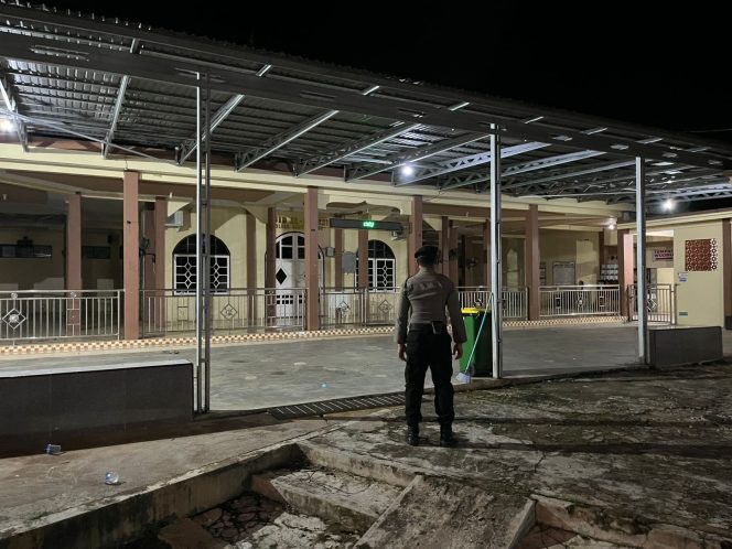 
					Satsamapta Polres Bartim Lakukan Patroli Mako di Mesjid Al-Harist