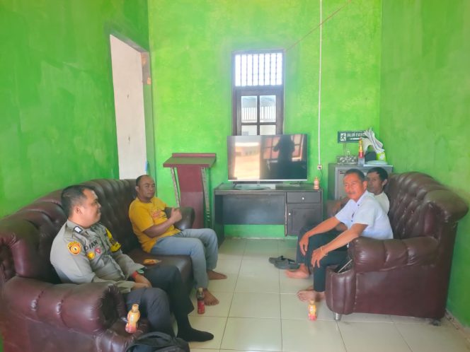 
					Bhabinkamtibmas Nanga Mua Ajak Perangkat Desa Jauhi Narkoba dan Judol Situasi aman tertib