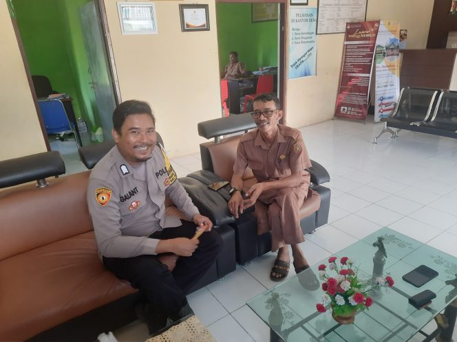 
					Pererat Silaturahmi, Bhabinkamtibmas Sumber Agung Sambangi Kantor Desa Wujudkan Rasa Aman Situasi aman kondusif