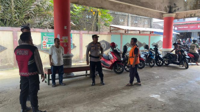 
					PAMAPTA I POLRES SERUYAN PATROLI DIALOGIS DI PASAR SAIK, SOSIALISASIKAN CALL CENTER 110