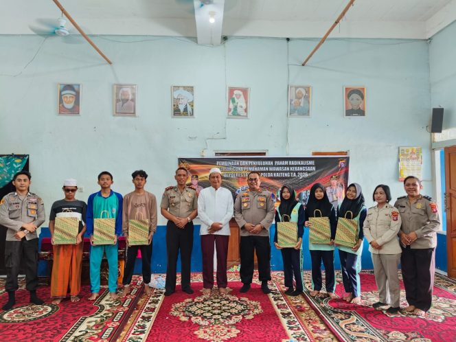 
					DITBINMAS POLDA KALTENG SOSIALISASIKAN BAHAYA RADIKALISME DI PESANTREN Hj. MAS KACIL KUALA PEMBUANG