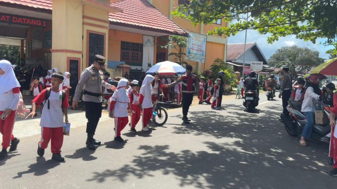 
					POLRES SERUYAN LAKSANAKAN PENGATURAN LALU LINTAS JAM PULANG SEKOLAH DI SDN 1 KUALA PEMBUANG
