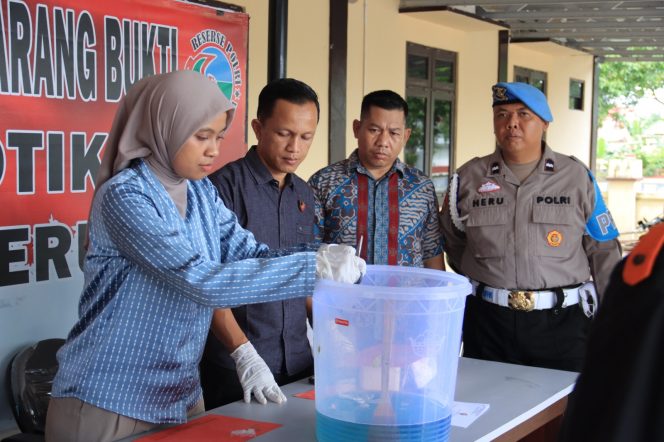 
					SATRESNARKOBA POLRES SERUYAN MUSNAHKAN 4,76 GRAM SABU DAN 50 BUTIR OBAT TANPA MEREK