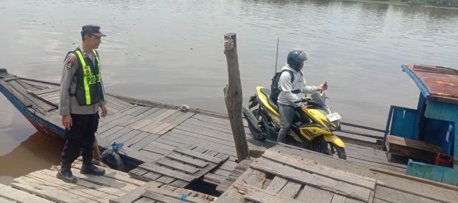 
					PASTIKAN KAMTIBMAS KONDUSIF, PERSONEL POLSEK PULAU PETAK LAKSANAKAN PATROLI DIALOGIS DERMAGA PELABUHAN PENYEBERANGAN DESA SEI TATAS HILIR