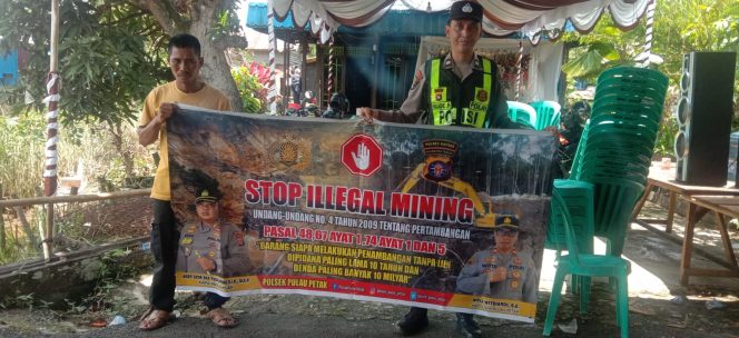 
					PERSONEL POLSEK PULAU PETAK LAKSANAKAN SOSIALISASI ILEGAL MINING KE MASYARAKAT GUNA PENCEGAHAN TAMBANG LIAR DI WILAYAH KECAMATAN PULAU PETAK