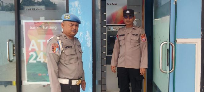 
					POLSEK HANAU GELAR KRYD DAN PATROLI DIALOGIS, PANTAU ATM DAN PASAR SAIK