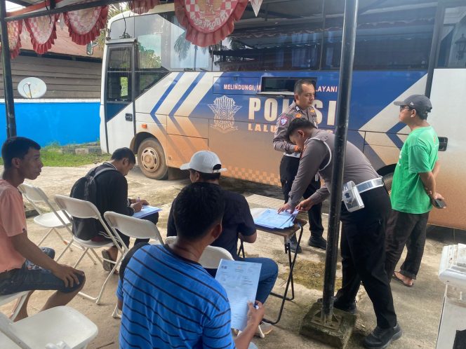 
					SATLANTAS POLRES SERUYAN LAYANAN SIM KELILING DI KANTOR DESA RUNGAU