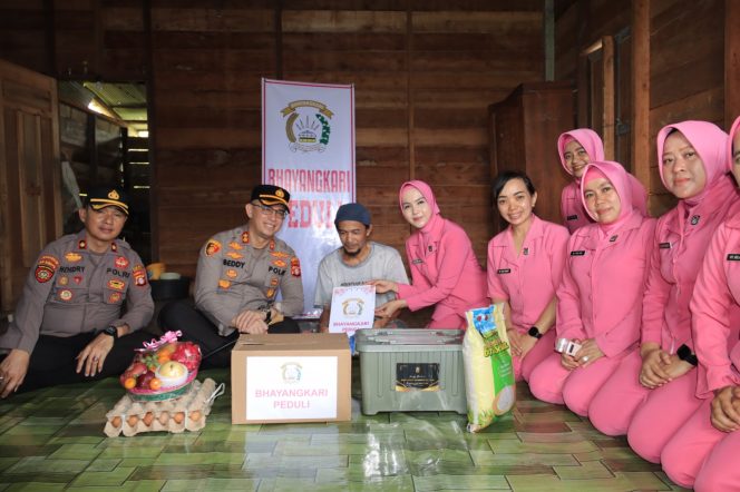 
					KAPOLRES SERUYAN TURUN KE PESISIR, BANSOS BHAYANGKARI PEDULI SAMPAI KE RUMAH WARGA BANTARAN SUNGAI
