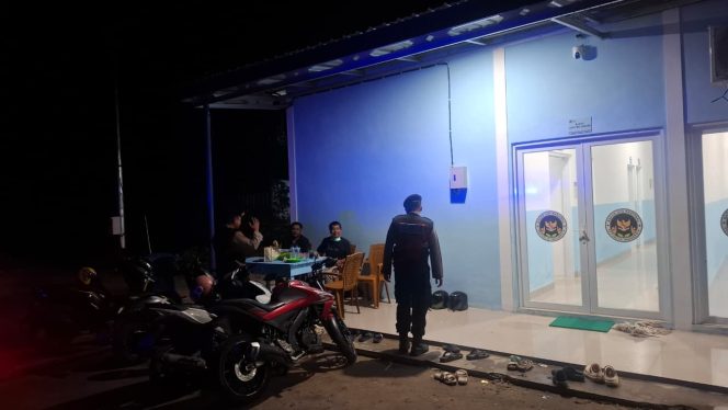 
					Hadir di Malam Hari, Personel Sat Samapta Pastikan Keamanan Gedung SPPG