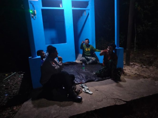 
					Bhabinkamtibmas Sungai Melawen Sambangi Warga Malam Hari, Ajak Jaga Kamtibmas Bersama Dengan masayrakat