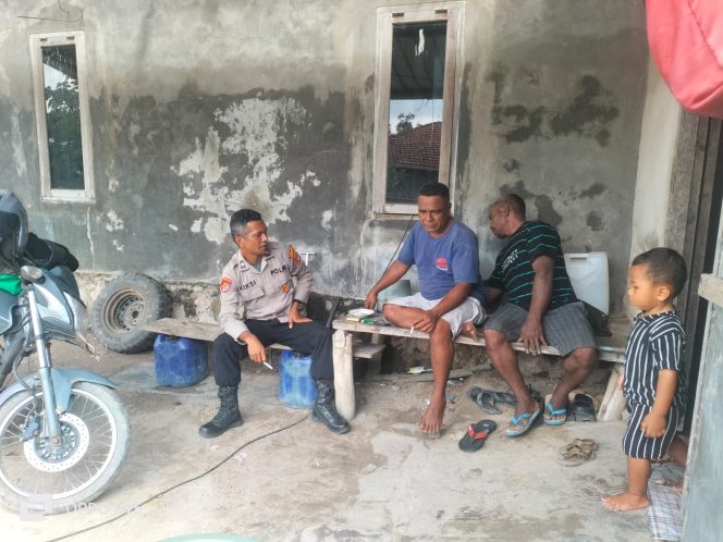 
					Ngobrol Santai di Teras Rumah, Bhabinkamtibmas Marga Mulya Sambangi Tokoh Masyarakat Ajak Jaga Kamtibmas Situasi aman tertib