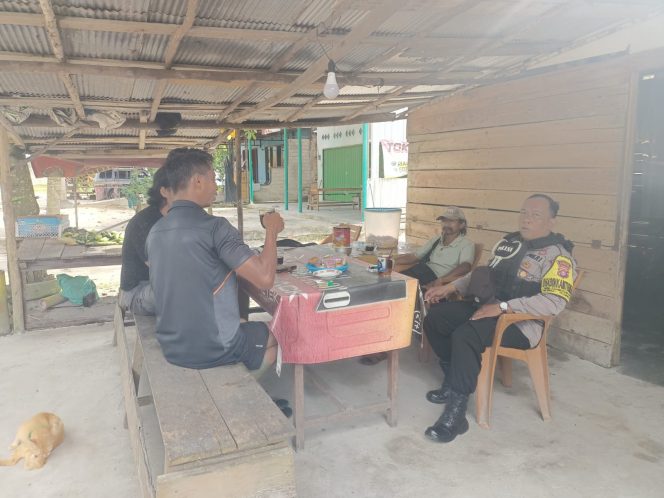 
					Ngopi Bareng Warga, Bhabinkamtibmas Pangkalan Satu Bangun Komunikasi Kamtibmas dari Warung