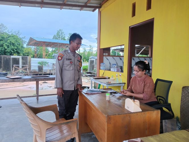 
					Sambangi Warung Pesisir Pantai, Bhabinkamtibmas Desa Kubu Serap Aspirasi Warga & Imbau Waspada Kriminalitas Situasi aman Kondusif