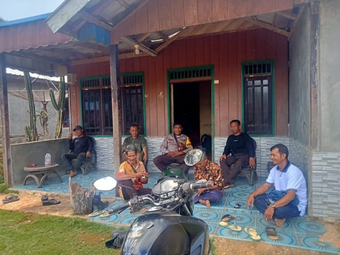 
					Silaturahmi ke Warga RT 02, Bhabinkamtibmas Desa Pandau Imbau Waspada Hoax dan Jaga Kerukunan Situasi berjalan kondusif