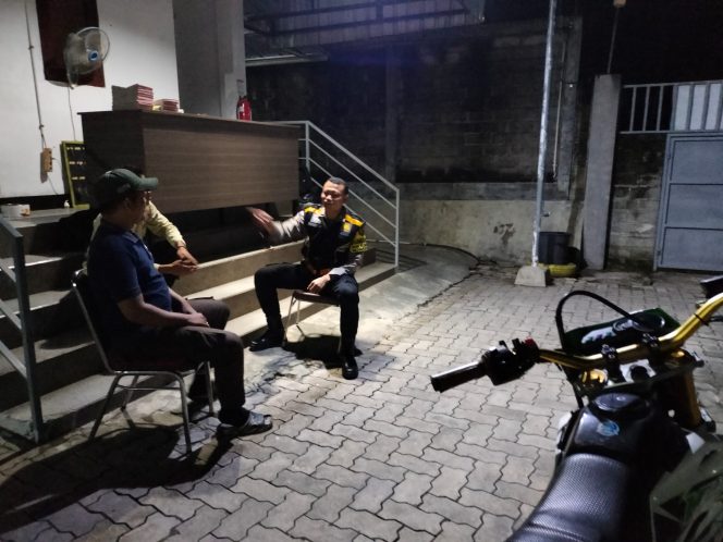 
					Patroli Malam, Bhabinkamtibmas Purbasari Sambangi Pos Security