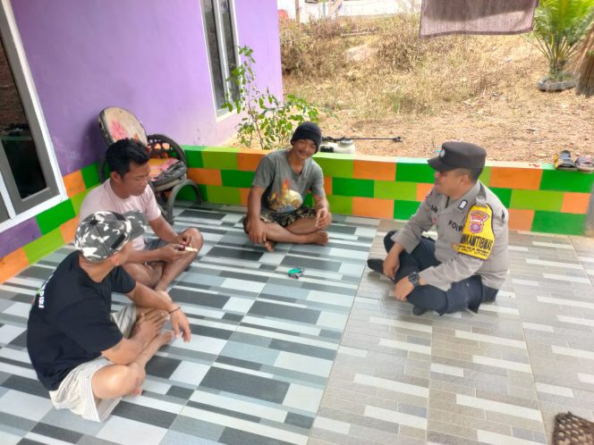 
					Sambangi Warga RT 001 Nanga Mua, Bhabinkamtibmas Arut Utara Ajak Jauhi Narkoba dan Judi Online Situasi kondusif dan aman