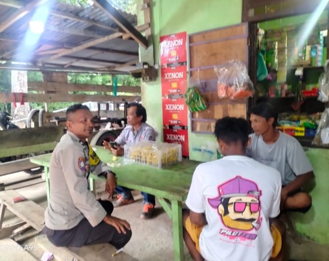 
					Pakai Brosur, Bhabinkamtibmas Sumber Mukti Jelaskan Langsung Manfaat Call Center 110