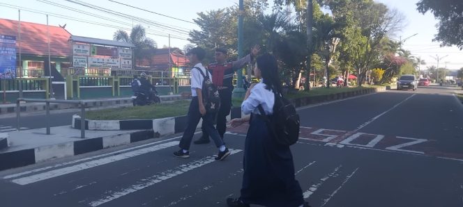 
					Personel Sat Samapta Polres Sukamara Hadir di Jam Sibuk, Atur Arus Lalu Lintas
