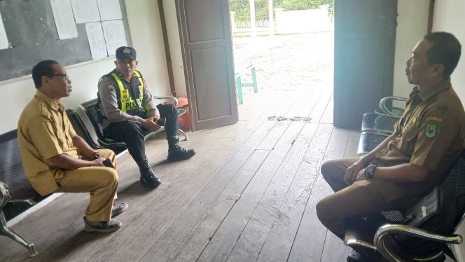 
					Jaga Stabilitas Kamtibmas, Polsek Kapuas Barat Patroli Sambangi Kantor Korwil Pendidikan Mandomai