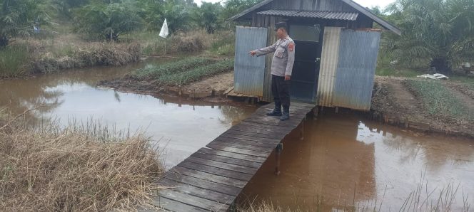 
					Pengecekan Sumber Air Dalam Penanggulangan Karhutla Oleh Personel Polsek Basarang