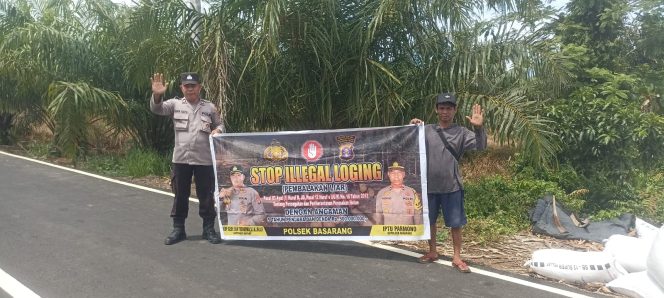 
					Menggunakan Spanduk Anggota Polsek Basarang Melaksanakan Sosialisasi Stop Ilegal Logging