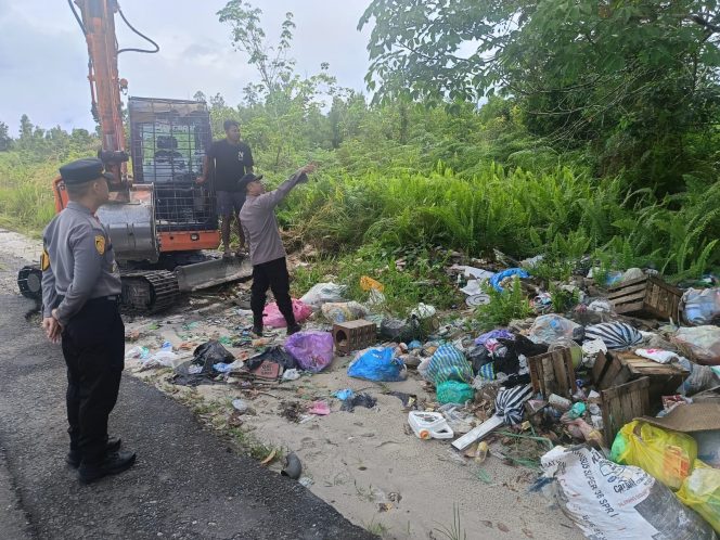 
					Atasi Sampah Liar di Jalan Lintas Kurun-Palangkaraya, Polsek Banama Tingang Kerahkan Alat Berat