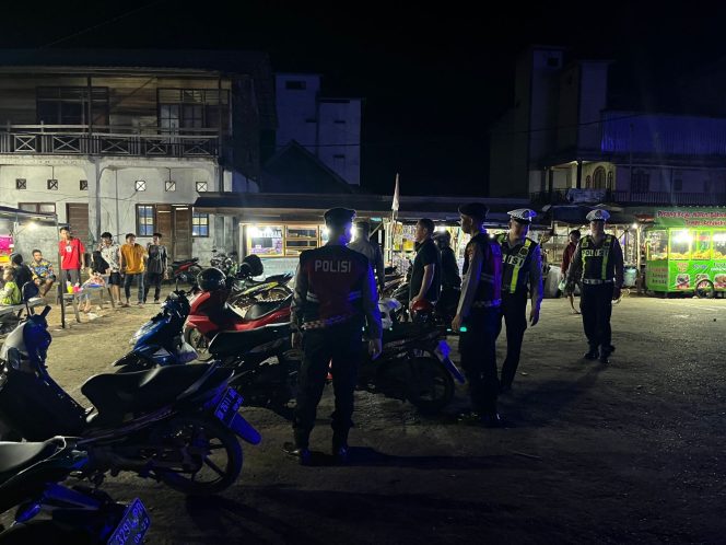 
					Satsamapta Sosialisasi Kamtibmas kepada Pedagang di Terminal Temanggoeng Djaja Karti