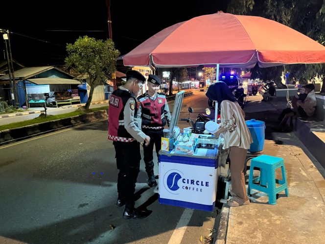 
					Patroli Satsamapta Edukasi Pedagang Kaki Lima di Taman Trotoar SDN-3