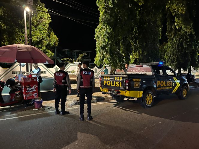 
					Patroli Malam Satsamapta Pantau Taman Trotoar SDN-3 Tamiang Layang