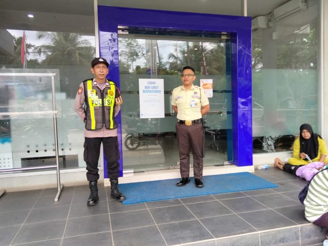 
					Patroli Siang Hari, Polisi Jaga Ketat Objek Vital di Kapuas Barat