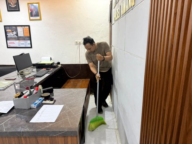 
					*Wujudkan Lingkungan Bersih dan Sehat, Polsek Awang Gelar Kurve “1 Jam Resik Sebelum Bekerja”**