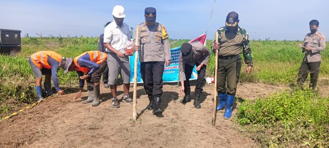 
					KAPOLSEK HANAU DUKUNG KETAHANAN PANGAN, TANAM JAGUNG TUMPANG SARI DI LAHAN PT. TAPIAN NADENGAN